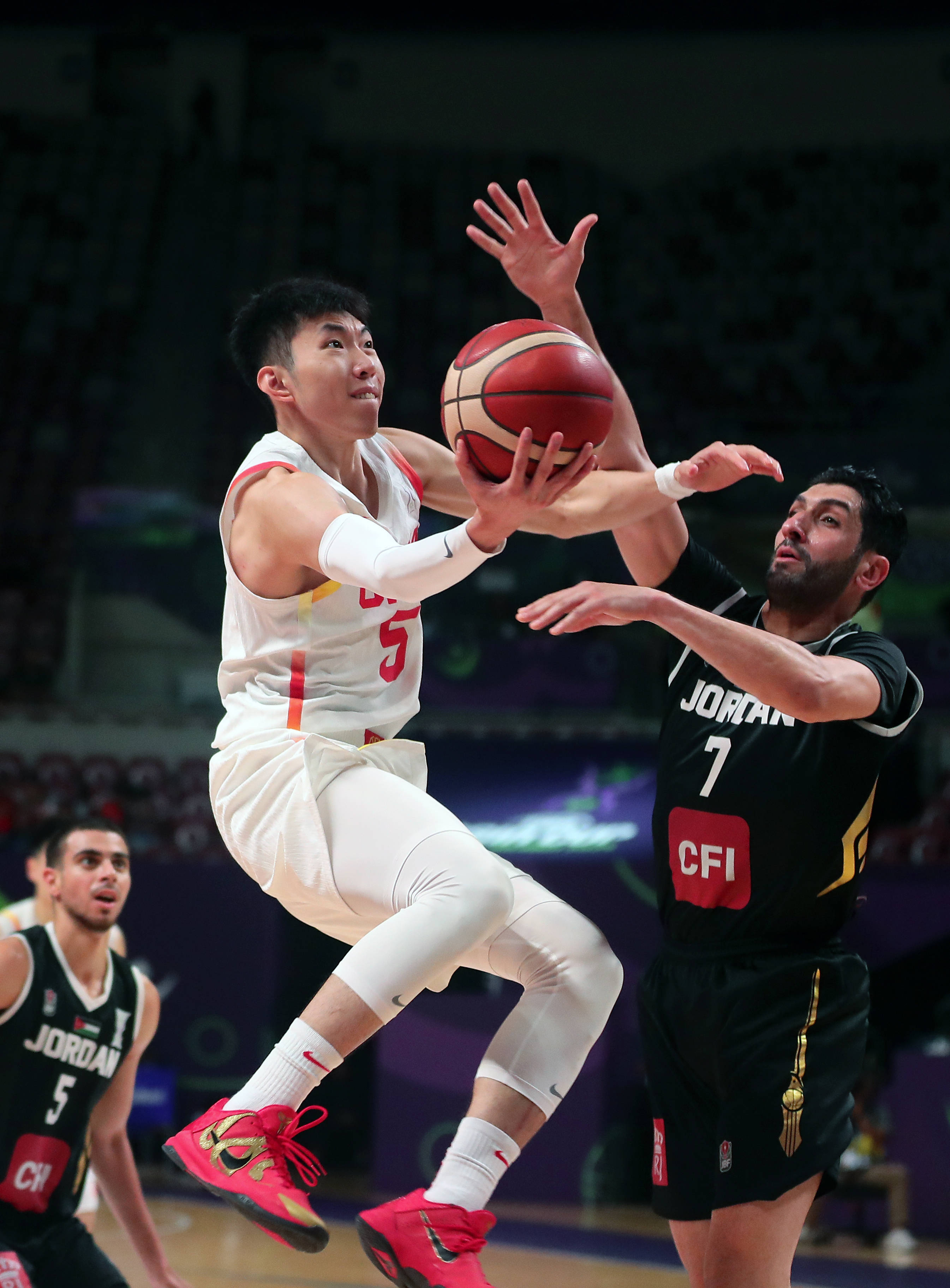 关于亚洲杯篮球赛决赛，冠军球队以大比分战胜对手夺冠的信息