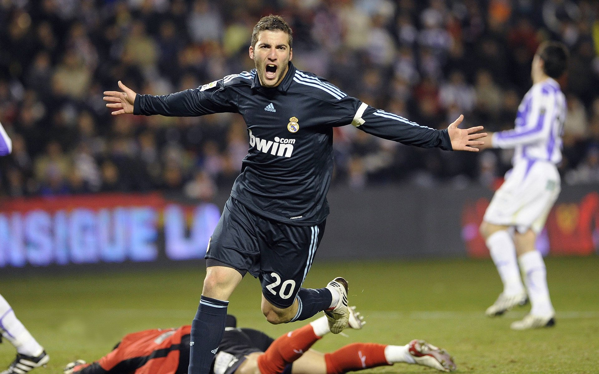 双星闪耀，从活塞狂胜鹈鹕到米切尔德甲争冠战接管比赛，体育世界里的唯一性启示